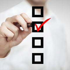 Кілька європейських прапорів підтримують український прапор