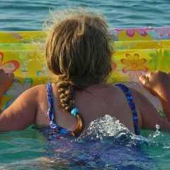 Турист на матраці на румунській річці