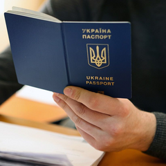 Страница украинского заграничного паспорта на белом фоне