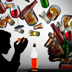 Дівчина з пляшкою алкоголю в руках