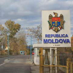 Беглецы в горах, на море, посреди пустыни