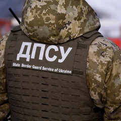На изображении девушка-мигрантка
