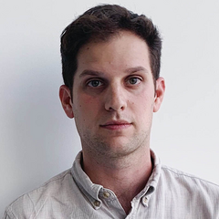 Американцы на фоне российского флага