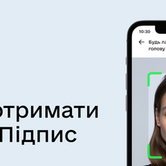 Молодой мужчина делает упражнение в спортзале