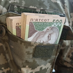 Военные держат деньги в руках