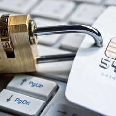 Мужчина в наручниках за столом