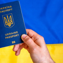 Фотография украинского паспорта с новым дизайном