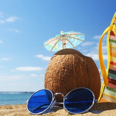 Женщина отдыхает на пляже