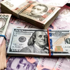 Недовольные люди с деньгами в руках