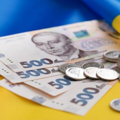 Зображення людей, які отримують заробітну плату