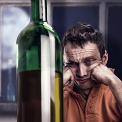 Столовый набор спиртного рядом с потухшей свечой