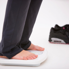 Пасажири піддаються зважуванню перед посадкою