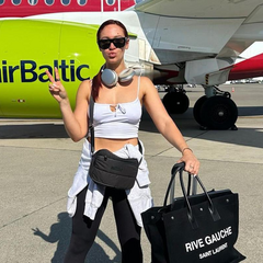 Американка з гарною зовнішністю на автобусній зупинці