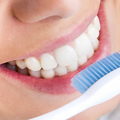 Человек с грязными зубами задумывается