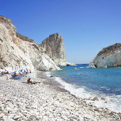 Переполненный пляж в жаркой Европе