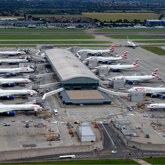 Пасажири очікують в аеропорту Бірмінгема