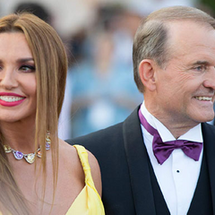 Портрет Владимира Путина на фоне украинского флага