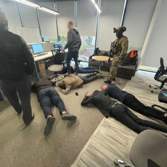 Маски Шахраїв на полиці Аптеки