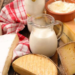 Упакованные молочные продукты на полке