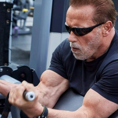 Фото Арнольда Шварценеггера з серйозним неврологічним розладом