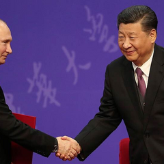 Флотилия китайских кораблей на фоне российских флагов