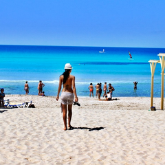 Знак заборони на тлі моря