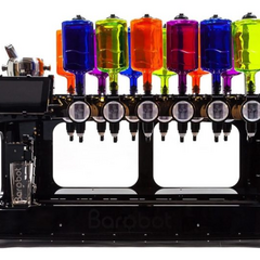 Робот-бармен у барі з напоями