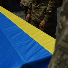 Вид на російського солдата, що нападає на українців