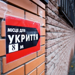 Робітники ремонтують бомбосховище