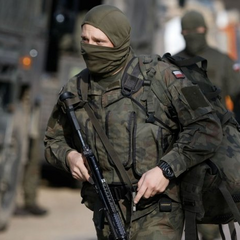 Военнообязанные мужчины ждут экстрадиции