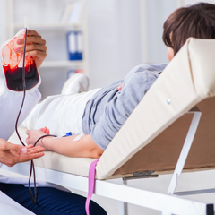 Бойові медики проводять переливання крові