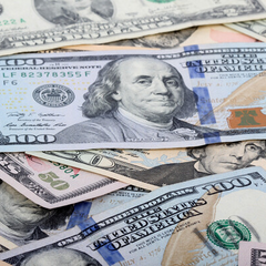 Група людей рядом з пакетом грошей