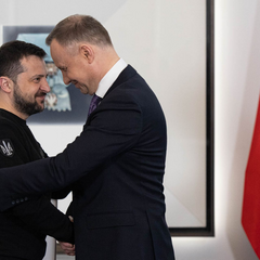 Люди з України на фоні прапора