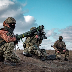 Група волонтерів допомагає українським солдатам