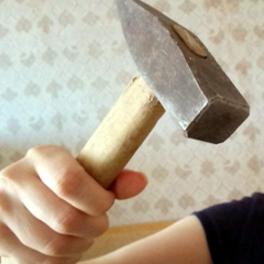 Мати і дочка розмовляють з поліцейським