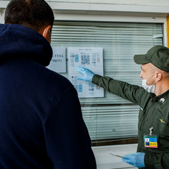 Чоловік з валізою на авто