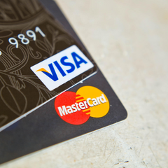 Visa картка зображена на фоні заборонного знака