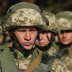 Смартфоны на фоне украинского флага