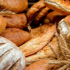 Червоні хлібні буханки на полиці