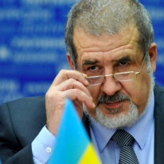Прапор України і текст 'Крим є невід’ємною частиною України: заява Меджлісу кримськотатарського народу'