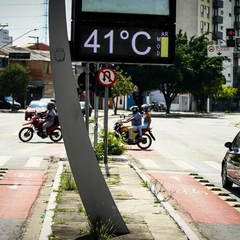 Пекельна спека знищує країну