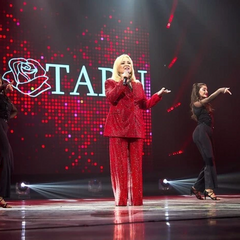 Портрет Ауріки Ротару на фоні концертної сцени