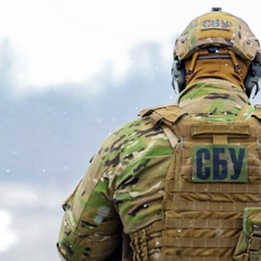 Медсестра в лікарні дивиться в далеке