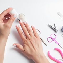 Женщина с свежим маникюром