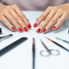 Девушка делает маникюр дома или в салоне