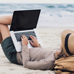 Человек с ноутбуком работает удаленно