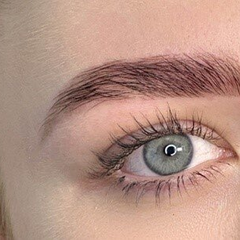 Изображение мастера бровиста с инструментами