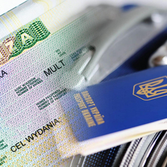 Украинский паспорт на фоне польского посольства