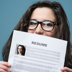 Фото CV резюме с фрагментами текста и бумагами