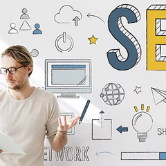SEO спеціаліст розглядає аналітику вебсайту